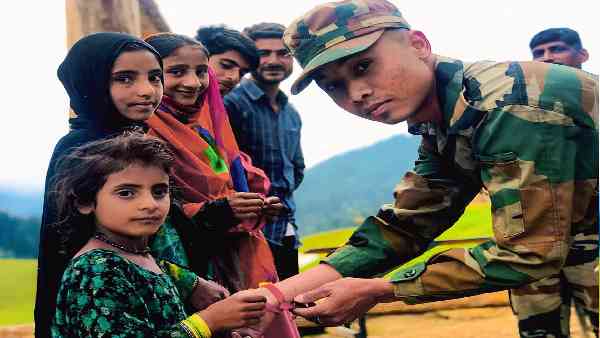 मूक-बधिर बच्चों को सांकेतिक भाषा सिखाई जा रही है