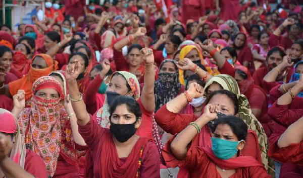 काम छोड़कर जा रहीं धरने पर