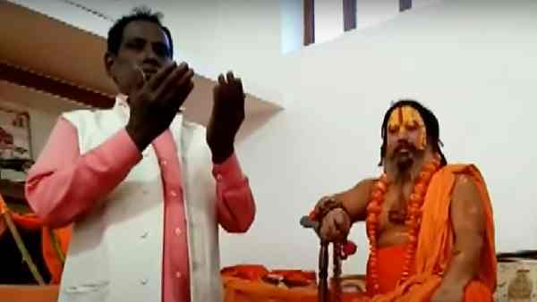 इकबाल अंसारी और महंत परमहंस दास एकसाथ की दुआ और पूजा इकबाल अंसारी और महंत परमहंस दास एकसाथ की दुआ और पूजा