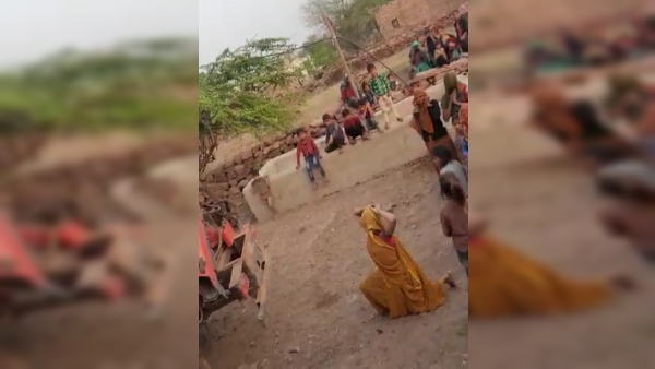 सिर हिलाकर तरह-तरह के आसन करने लगी