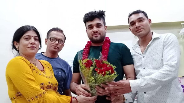 बधाई-संदेशों की बाढ़ आई