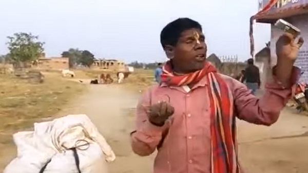 लोग पार्टी और पूजा कार्यक्रम में करते हैं आमंत्रित लोग पार्टी और पूजा कार्यक्रम में करते हैं आमंत्रित