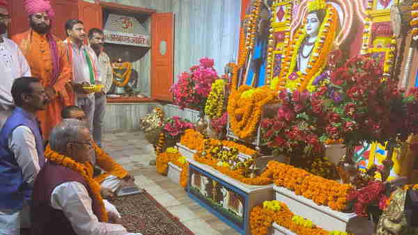 Chhattisgarh CM Bhupesh Baghel worshipped in Gorakhnath Temple of Gorakhpur Chhattisgarh CM Bhupesh Baghel worshipped in Gorakhnath Temple of Gorakhpur