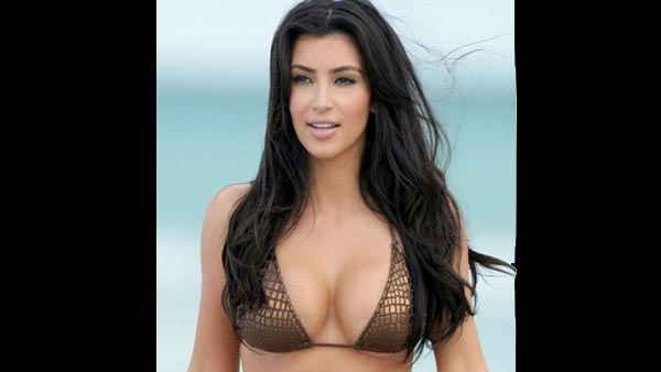 हिजाब पननने से रोके जाने को ब्रेस्ट टैक्स से की तुलना हिजाब पननने से रोके जाने को ब्रेस्ट टैक्स से की तुलना