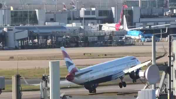 हीथ्रो एयरपोर्ट पर कोरी तूफान की चपेट में विमान