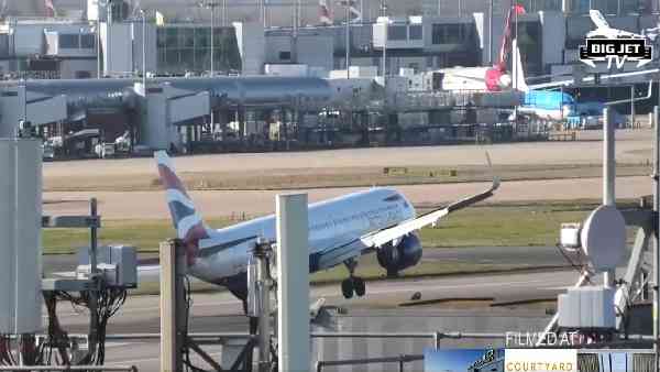 हवा के झोंकों में पलटने लगा था विमान