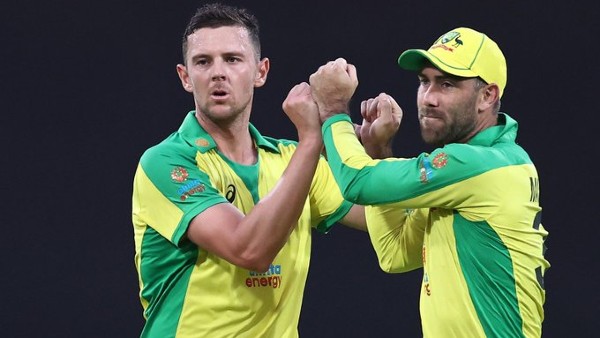 हेजलवुड के ओवर में ठोंके 22 रन