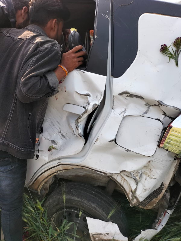  कार डिवाइडर से टकराकर पलटी