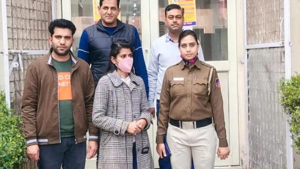 युवती के पास से मिला ये सामान