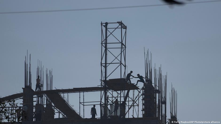 न किसी बड़े सरकारी खर्च की बात हुई न गरीबों को पैसा सीधा देने की