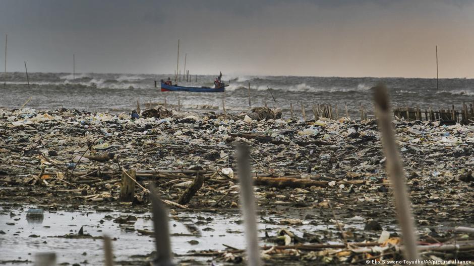 ये तस्वीर इंडोनेशिया की है. तंजुंग बुरुंग तट पर जमा कचरा.
