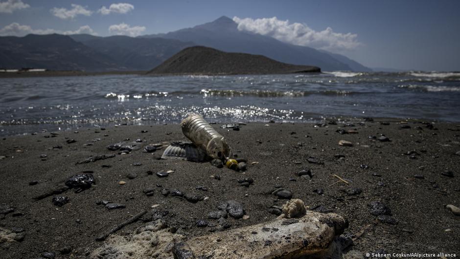 हम सिंगल यूज प्लास्टिक से घिर हुए हैं. चिप्स के पैकेट से लेकर तेल की बोतल तक.