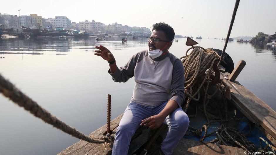 विकास कोली समुद्र के किनारे पर केकड़ों के पुराने इलाके दिखा रहे हैं.