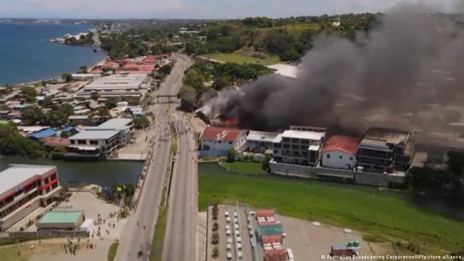 दंगाइयों ने कई इमारतों में आग लगा दी और दुकानों में लूटपाट की. दंगाइयों ने कई इमारतों में आग लगा दी और दुकानों में लूटपाट की.