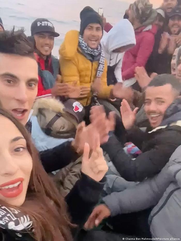 शीमा अन्य लोगों के साथ डांस करती हुईं