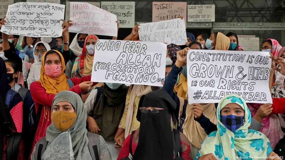 कर्नाटक में हिजाब को लेकर विवाद पूरे देश में फैला