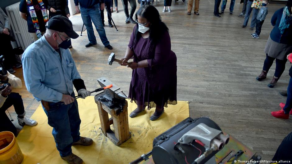 बंदूक की नली पर हथौड़ा चलाती इवांस बंदूक की नली पर हथौड़ा चलाती इवांस