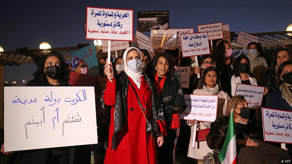 योग शिविर पर बैन लगाए जाने का विरोध करती कुवैत की महिलाएं