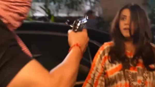 पैपराजी को पोज दे रही थीं एकता कपूर