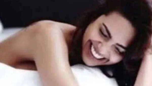 बिस्तर पर टॉपलेस