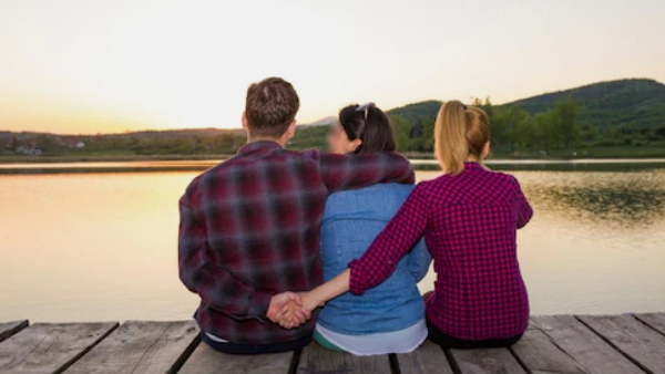 संचालक की शादी साल 1996 में हुई