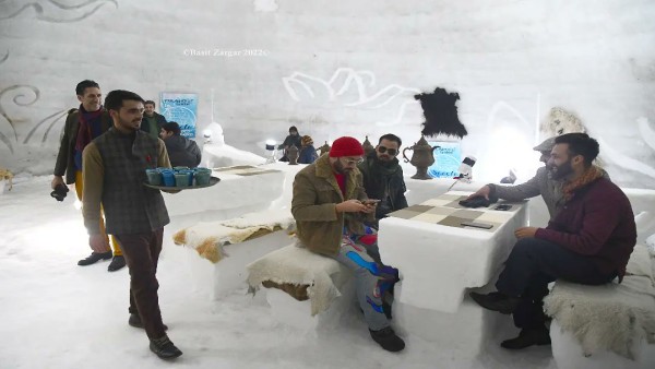 स्विटजरलैंड में दुनिया का सबसे बड़ा इग्लू कैफे