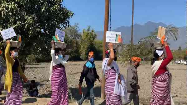 उम्मीदवार के लिए फल, चावल, सब्जियां लेकर आती हैं महिलाएं