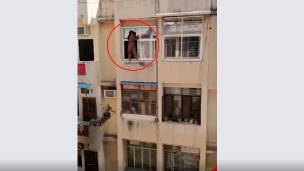 गाजियाबाद में शिप्रा रिवेरा सोसाइटी का है वीडियो गाजियाबाद में शिप्रा रिवेरा सोसाइटी का है वीडियो