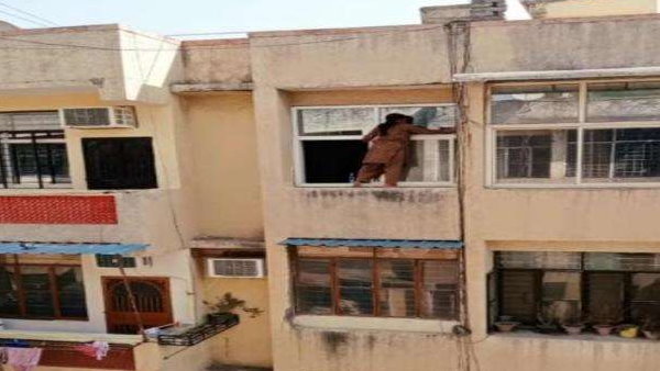 स्लिप हो सकता था महिला का पैर, हो सकता था बड़ा हादसा स्लिप हो सकता था महिला का पैर, हो सकता था बड़ा हादसा