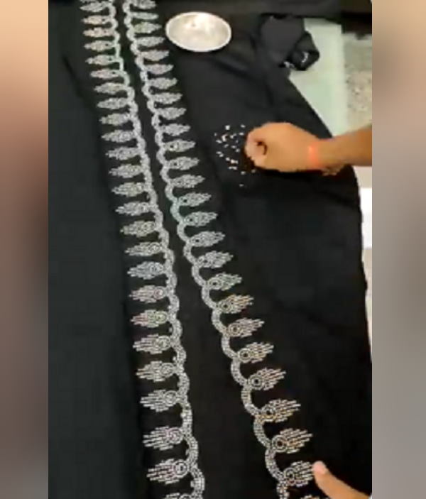 बुर्के में ऐसे चिपका था जैसे मोती हों