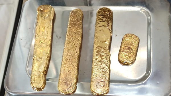 कार्टन में टेप से चिपकाकर रखा गया था 12 लाख का सोना