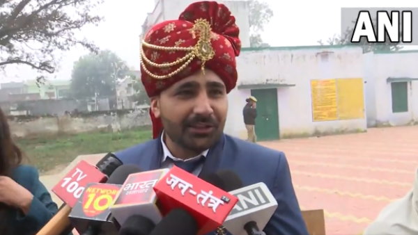 बुलेट से मतदान करने पहुंचा दूल्हा