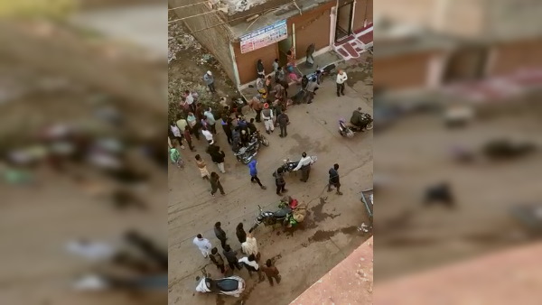 साहू और धाकड़ के परिवार पड़ोसी हैं साहू और धाकड़ के परिवार पड़ोसी हैं