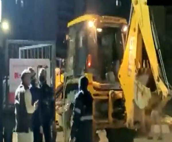 आज सुबह तक पूरी-बिल्‍डिंग खाली करा दी गई