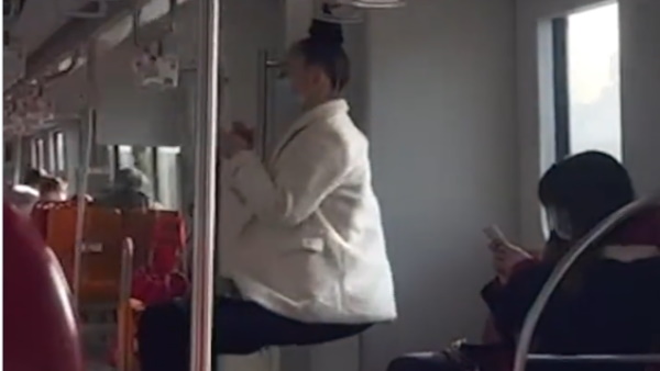 डारिना सर्कस में काम करती है डारिना सर्कस में काम करती है