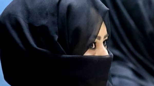 जानें क्या है हिजाब विवाद जानें क्या है हिजाब विवाद