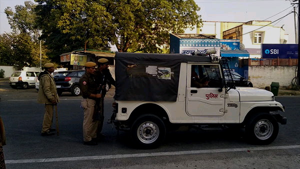 आरोपियों से हथियार भी बरामद