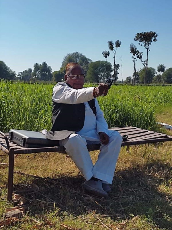 15 साल पहले हाथ में रिवॉल्वर पकड़ा था 15 साल पहले हाथ में रिवॉल्वर पकड़ा था