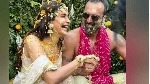 हल्‍दी सेरेमनी में दुल्‍हें वरुण को छेड़ती नजर आईं