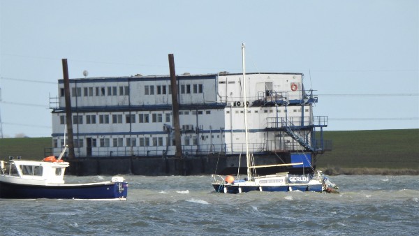 दलदल में फंसा जहाज