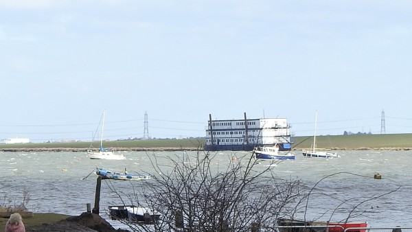 अंदर कोई नहीं मिला