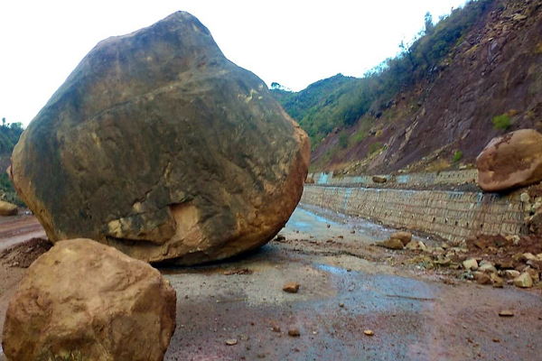 पहाड़ से गिरीं मोटी-मोटी शिलाएं