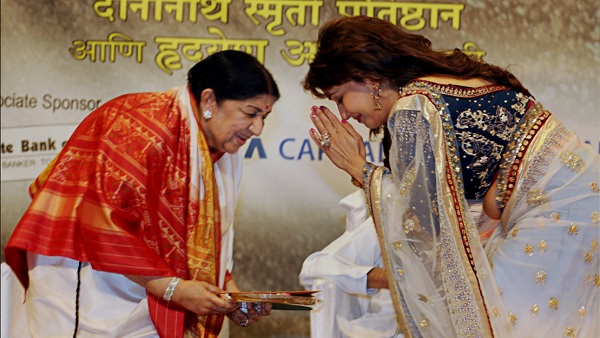 आपकी नजरों ने समझा प्यार के काबिल मुझे....