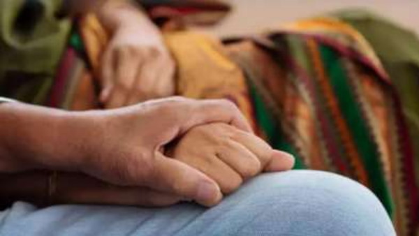 ब्लेड से अपना गला काट खून से भर दी प्रेमिका की मांग ब्लेड से अपना गला काट खून से भर दी प्रेमिका की मांग