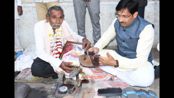 मोचियों को भेंट किए शॉल और संत रविदास के चित्र