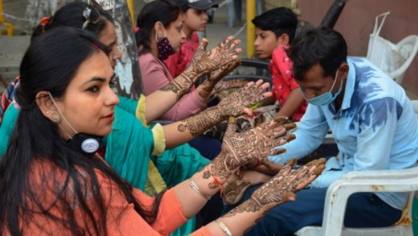मेहंदी के रंग से जुड़ा है प्यार