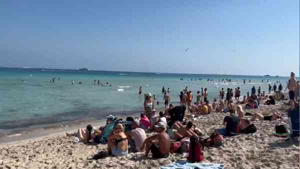 हेलीकॉप्टर पर तीन लोग सवार थे