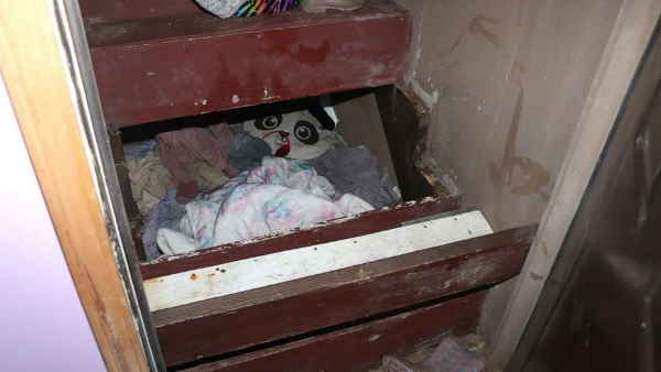 घर में बनी सीढि़यों के नीचे बने छोटे से रूम में छिपी मिली 