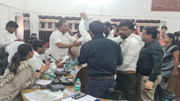 सभागार जंग का मैदान बन गया
