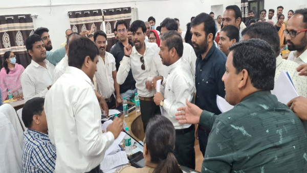  चुनाव के बाद यह पहली आफलाइन बैठक 